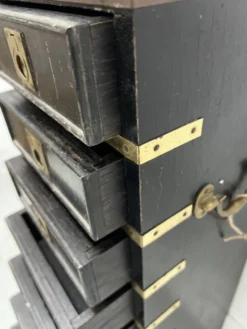 Meuble a huit petits tiroirs en bois noir XX Siècle