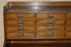 Meuble ancien anglais Art Déco en chêne sculpté à la main, 26 tiroirs