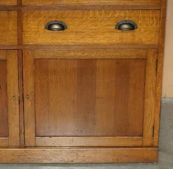 Meuble ancien anglais Art Déco en chêne sculpté à la main, 26 tiroirs