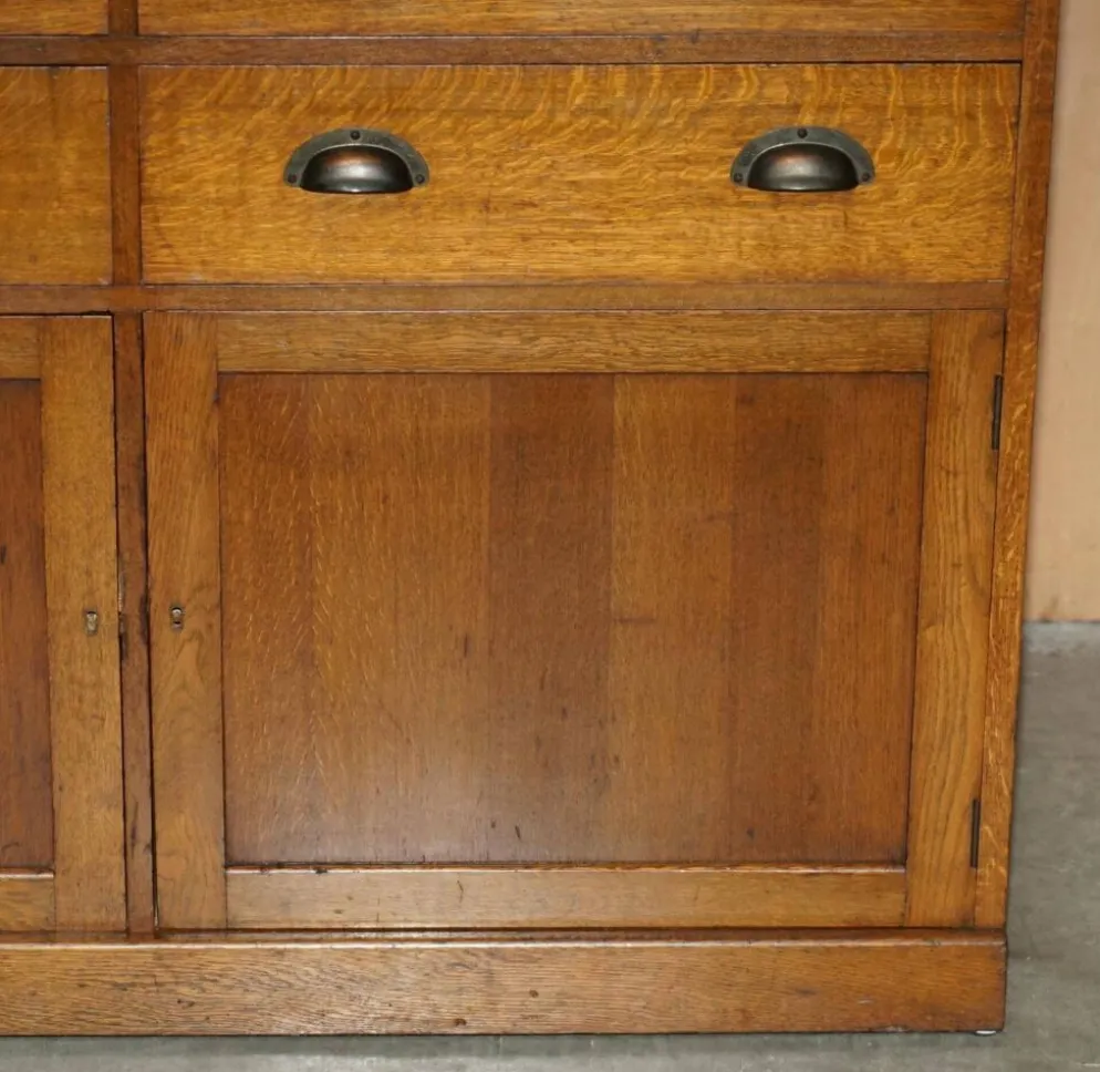 Meuble ancien anglais Art Déco en chêne sculpté à la main, 26 tiroirs