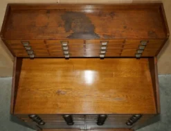 Meuble ancien anglais Art Déco en chêne sculpté à la main, 26 tiroirs