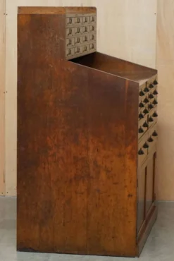 Meuble ancien anglais Art Déco en chêne sculpté à la main, 26 tiroirs