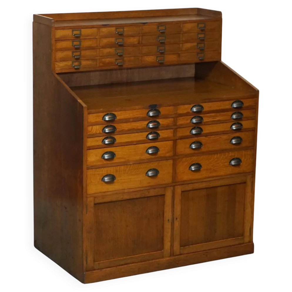 Meuble ancien anglais Art Déco en chêne sculpté à la main, 26 tiroirs