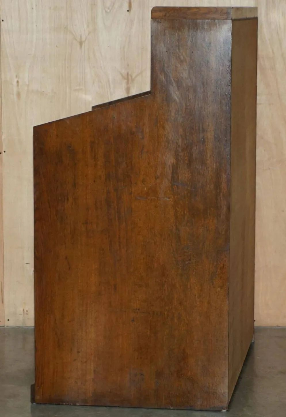 Meuble ancien anglais Art Déco en chêne sculpté à la main, 26 tiroirs