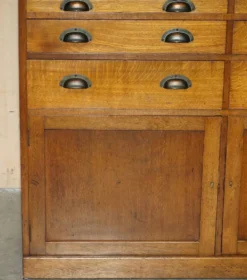 Meuble ancien anglais Art Déco en chêne sculpté à la main, 26 tiroirs