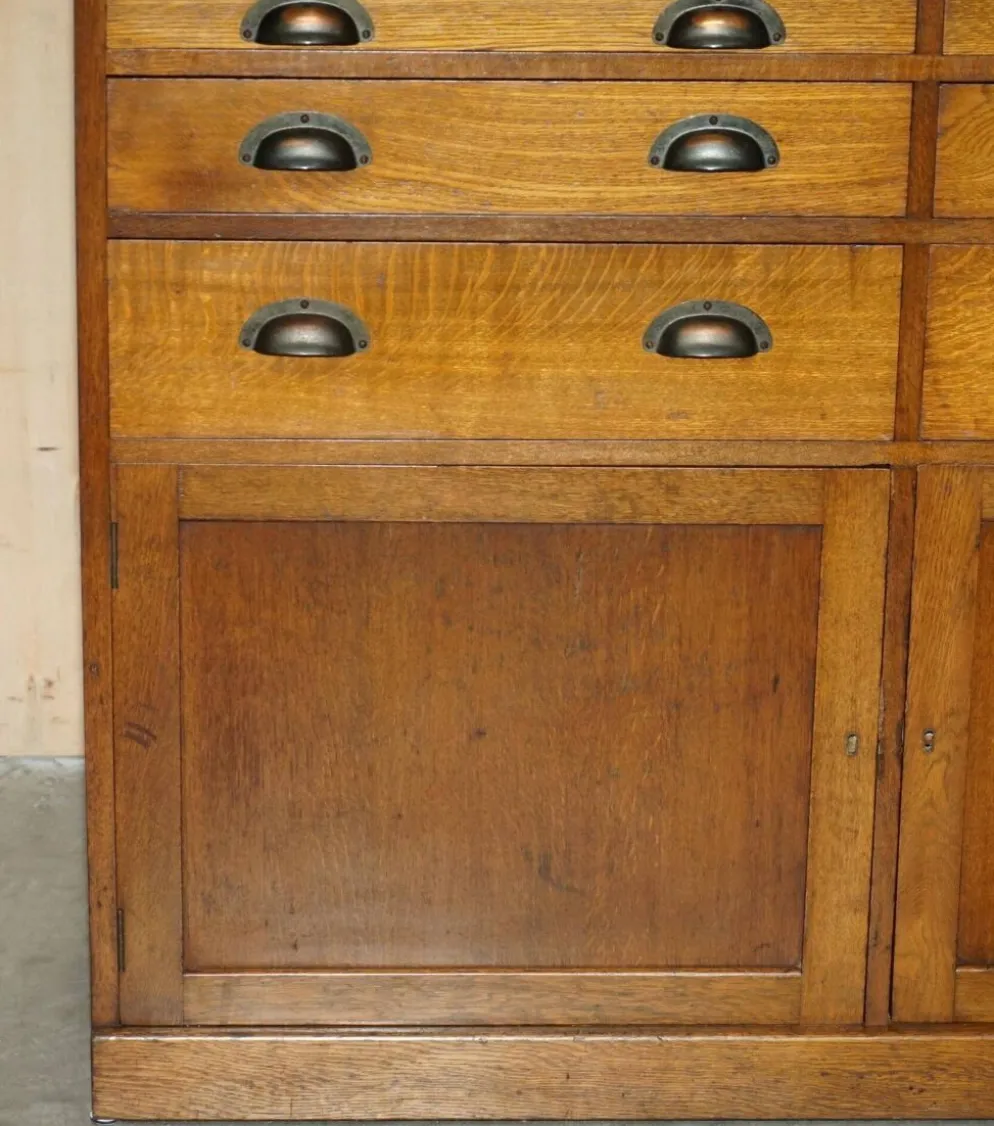 Meuble ancien anglais Art Déco en chêne sculpté à la main, 26 tiroirs