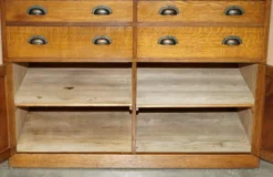 Meuble ancien anglais Art Déco en chêne sculpté à la main, 26 tiroirs