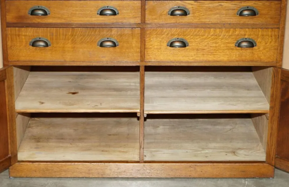Meuble ancien anglais Art Déco en chêne sculpté à la main, 26 tiroirs