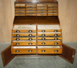 Meuble ancien anglais Art Déco en chêne sculpté à la main, 26 tiroirs