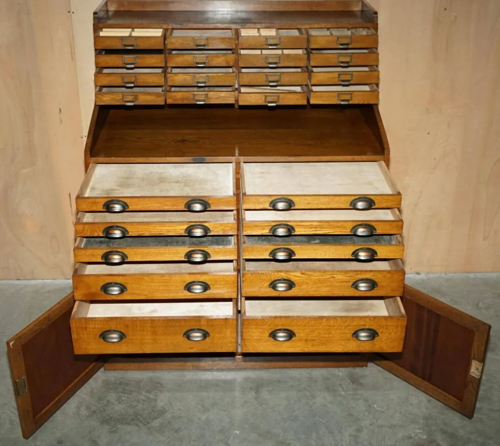 Meuble ancien anglais Art Déco en chêne sculpté à la main, 26 tiroirs