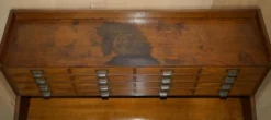 Meuble ancien anglais Art Déco en chêne sculpté à la main, 26 tiroirs