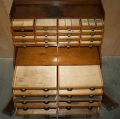 Meuble ancien anglais Art Déco en chêne sculpté à la main, 26 tiroirs