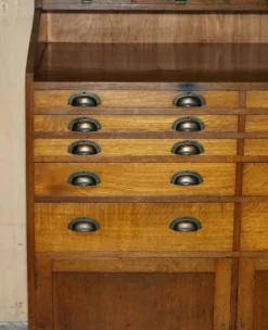 Meuble ancien anglais Art Déco en chêne sculpté à la main, 26 tiroirs