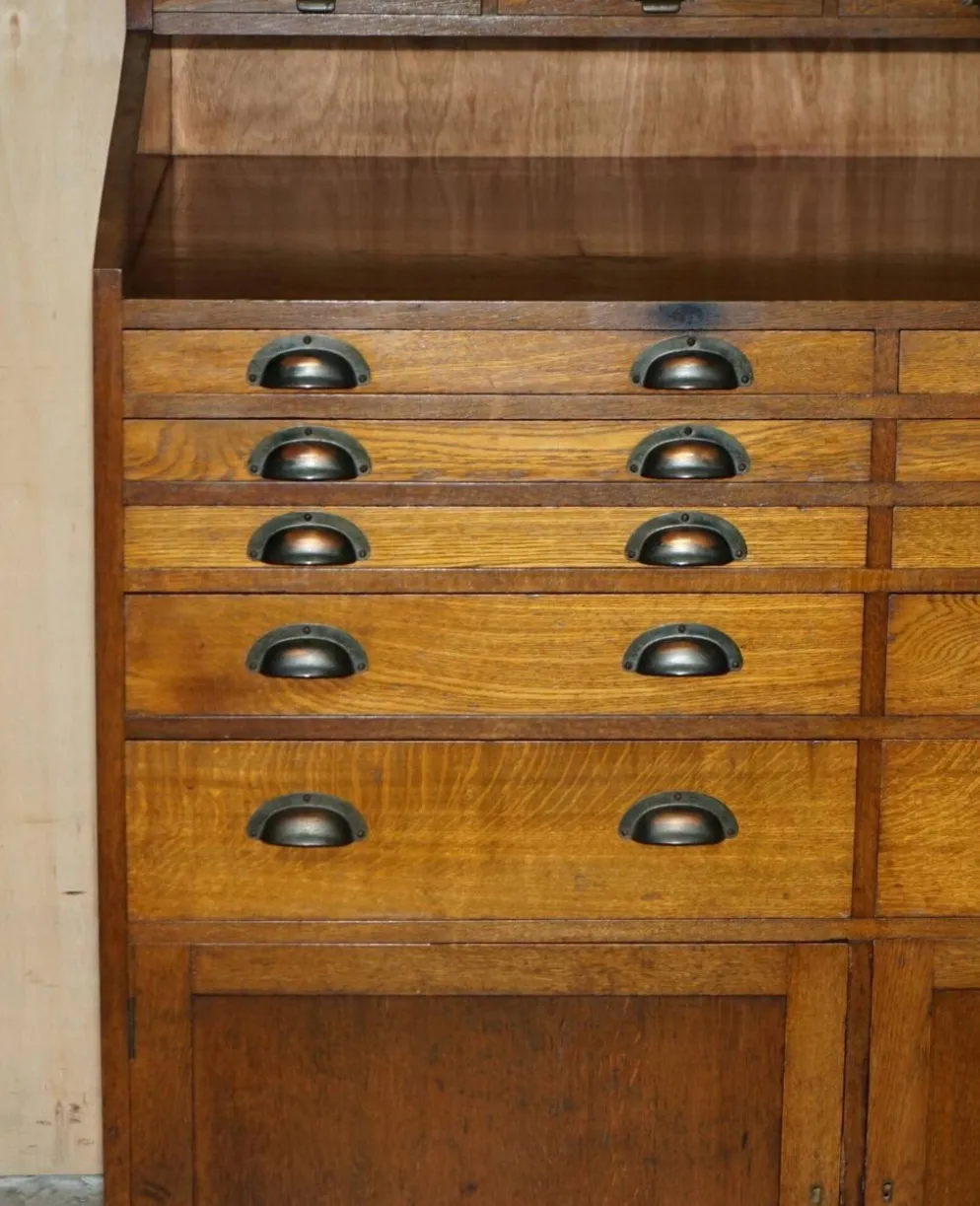 Meuble ancien anglais Art Déco en chêne sculpté à la main, 26 tiroirs