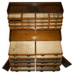 Meuble ancien anglais Art Déco en chêne sculpté à la main, 26 tiroirs