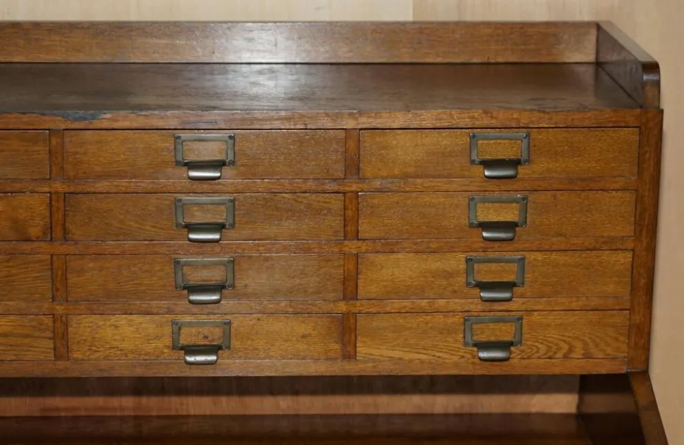 Meuble ancien anglais Art Déco en chêne sculpté à la main, 26 tiroirs