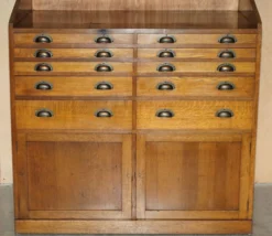 Meuble ancien anglais Art Déco en chêne sculpté à la main, 26 tiroirs