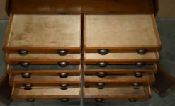 Meuble ancien anglais Art Déco en chêne sculpté à la main, 26 tiroirs