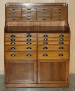 Meuble ancien anglais Art Déco en chêne sculpté à la main, 26 tiroirs