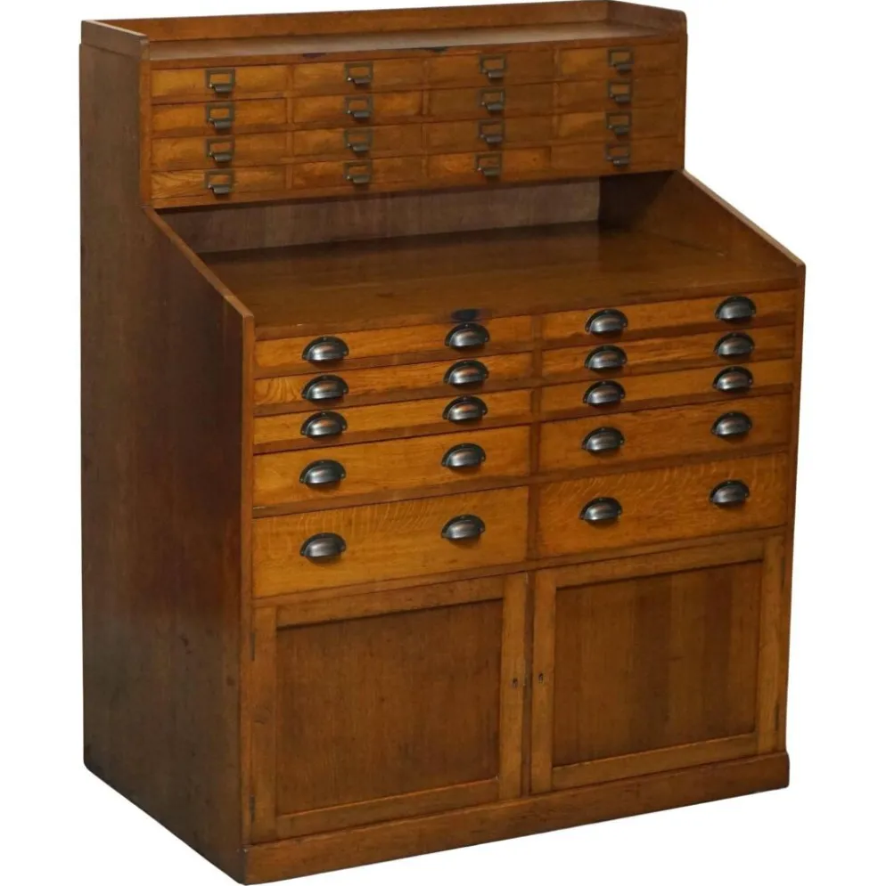 Meuble ancien anglais Art Déco en chêne sculpté à la main, 26 tiroirs