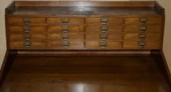 Meuble ancien anglais Art Déco en chêne sculpté à la main, 26 tiroirs