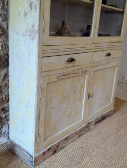 Meuble ancien de pharmacie
