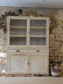 Meuble ancien de pharmacie