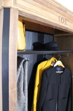 Meuble ancien en bois massif rénové – bibliothèque / vestiaire d’entrée
