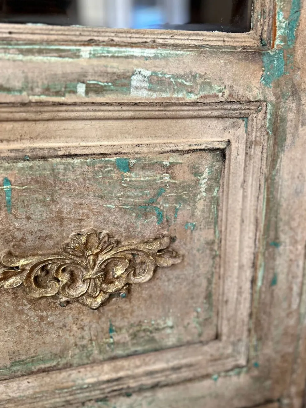 Meuble ancien Louis-Philippe à capot – patine artisanale