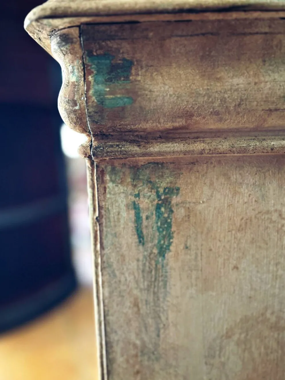 Meuble ancien Louis-Philippe à capot – patine artisanale