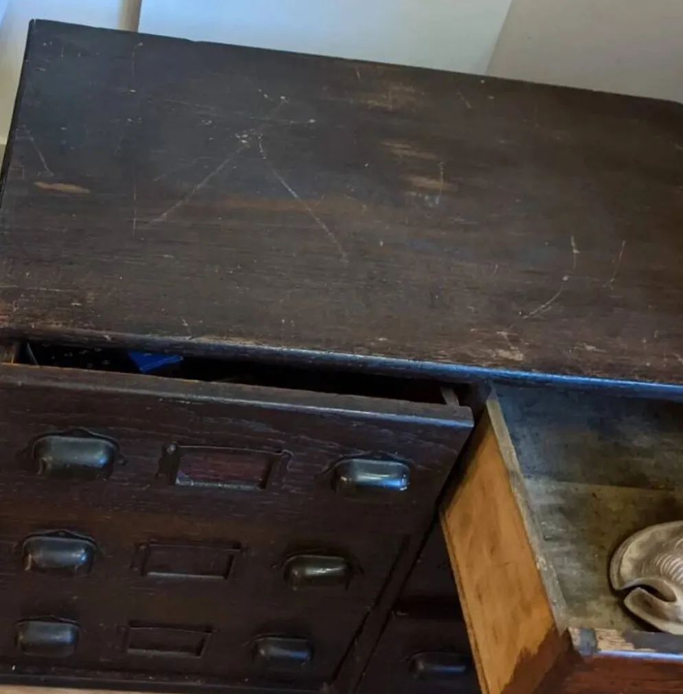 Meuble apothicaire vintage – Petit meuble à tiroirs en bois – Style in