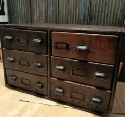 Meuble apothicaire vintage – Petit meuble à tiroirs en bois – Style in
