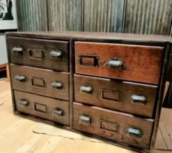 Meuble apothicaire vintage – Petit meuble à tiroirs en bois – Style in
