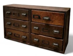 Meuble apothicaire vintage – Petit meuble à tiroirs en bois – Style in