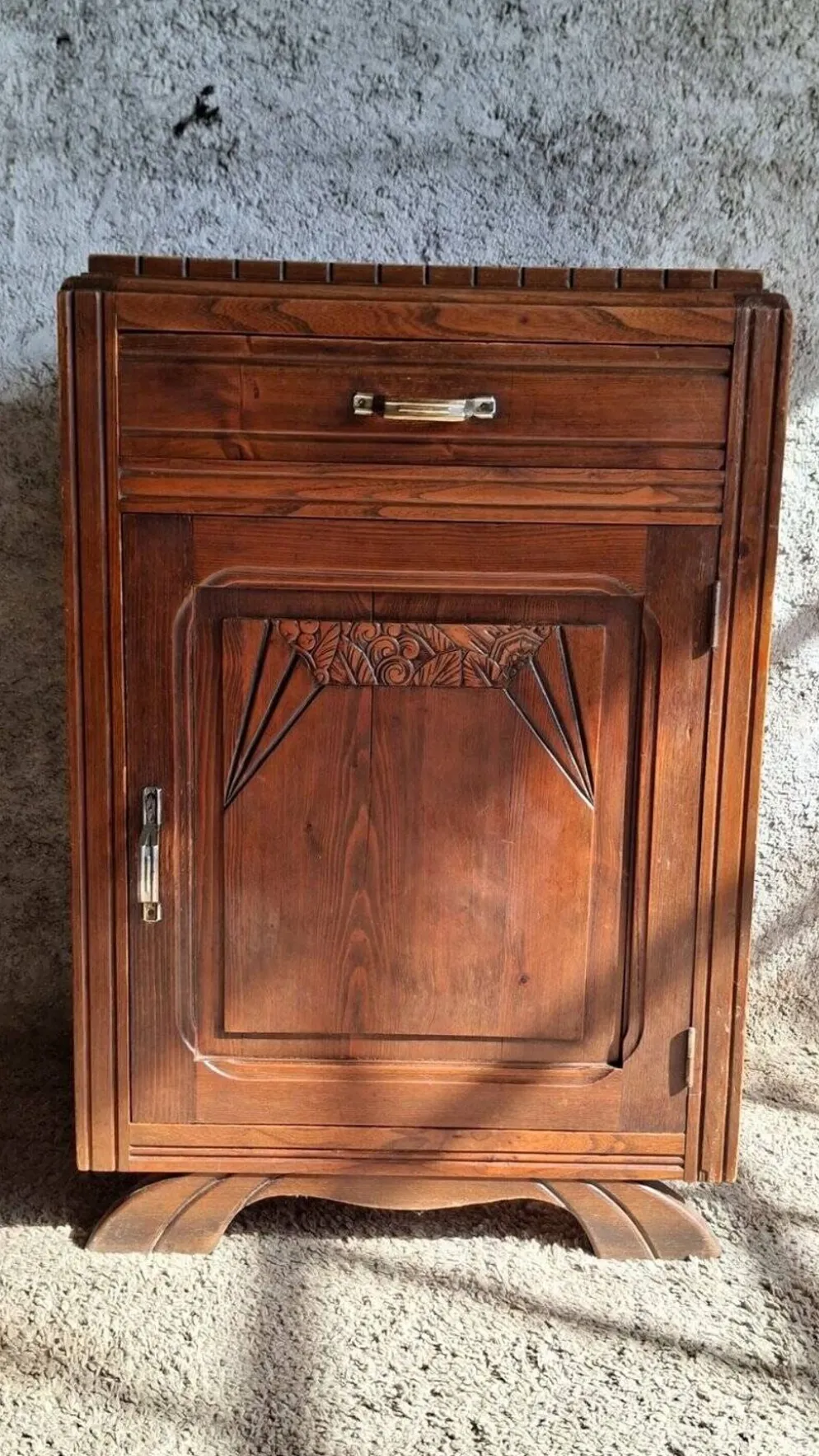Meuble Art Déco années 1930 – Sculpté, metal, bois massif