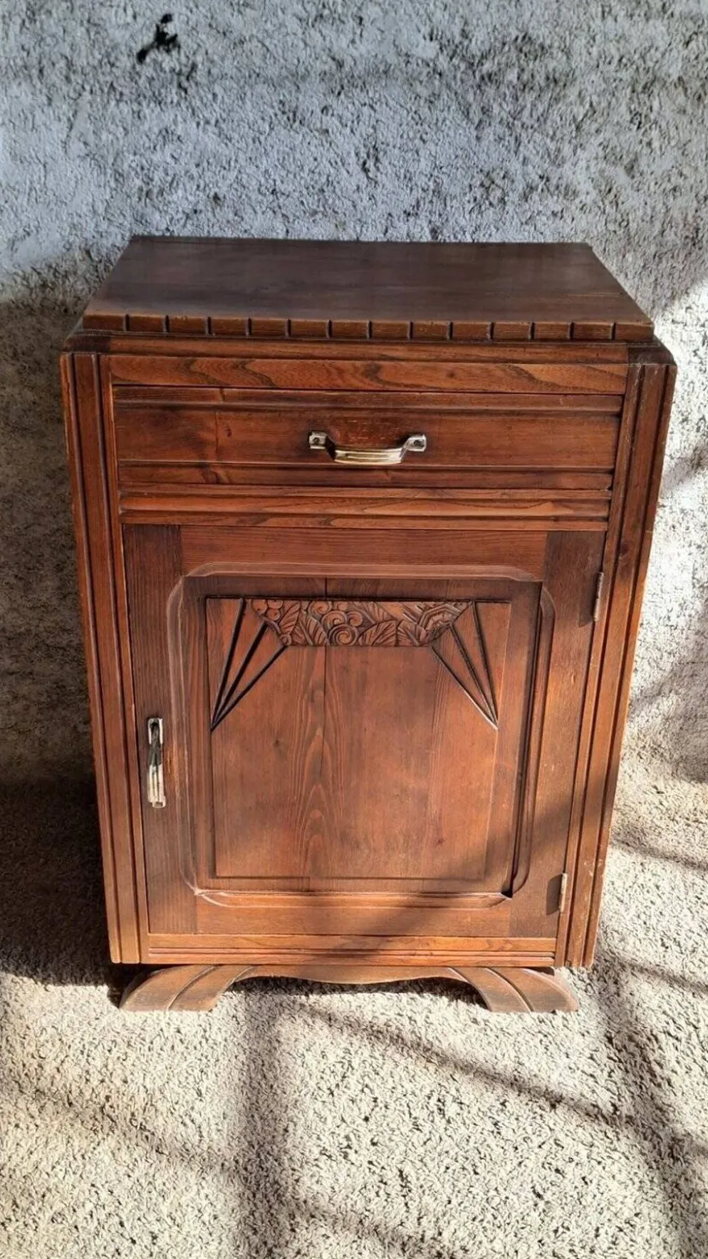 Meuble Art Déco années 1930 – Sculpté, metal, bois massif