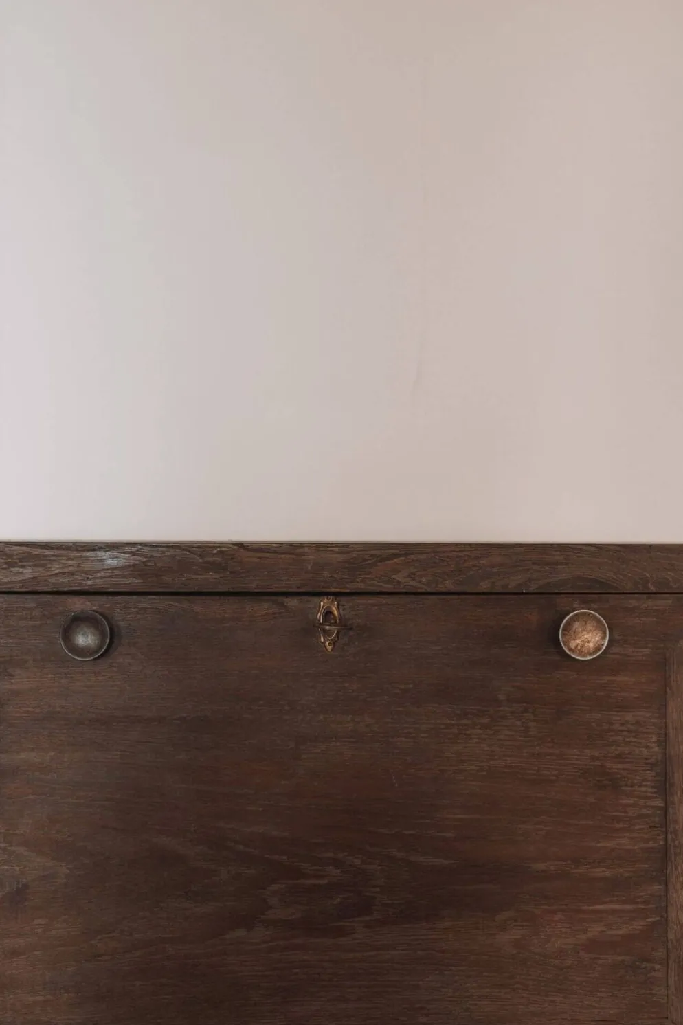 Meuble bar ancien en bois massif — pièce de caractère