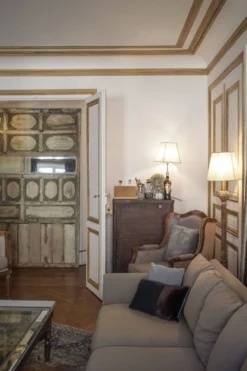Meuble bar ancien en bois massif — pièce de caractère