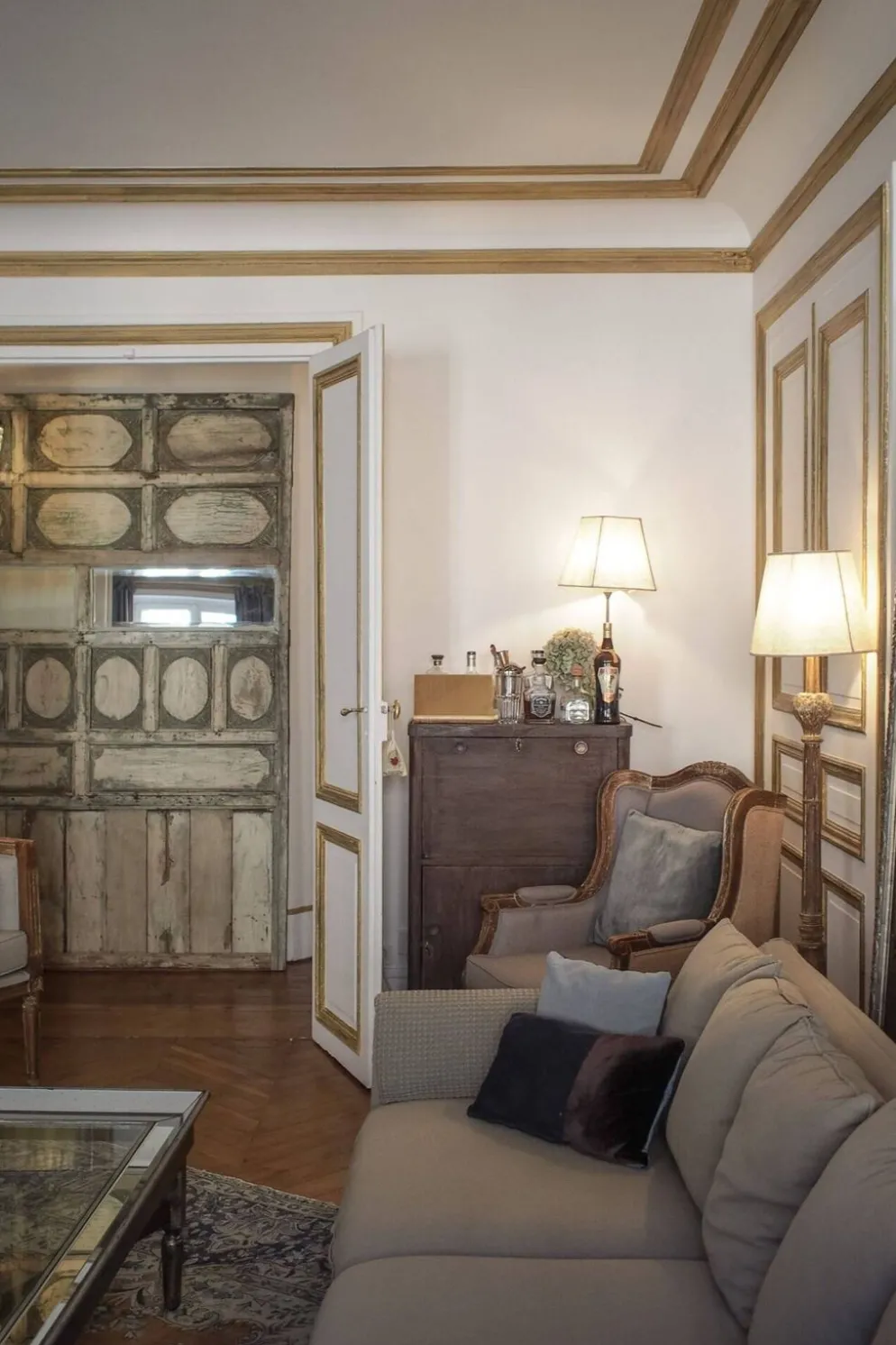 Meuble bar ancien en bois massif — pièce de caractère