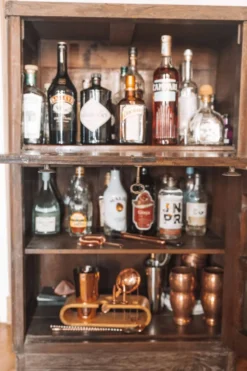 Meuble bar ancien en bois massif — pièce de caractère