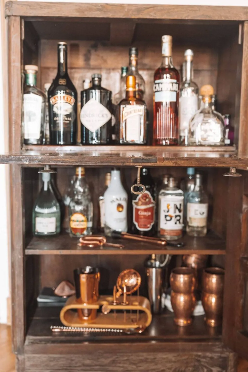 Meuble bar ancien en bois massif — pièce de caractère