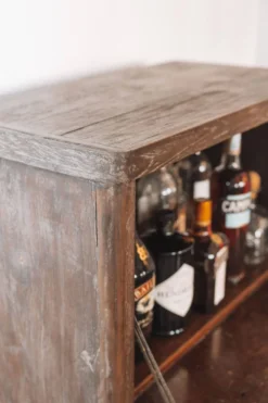 Meuble bar ancien en bois massif — pièce de caractère