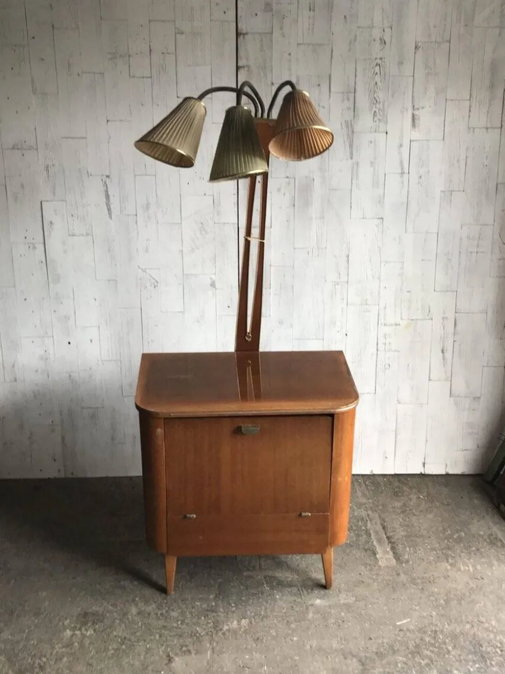 Meuble-bar Art Déco en noyer marron avec lampe intégrée et trois prises, 1950s