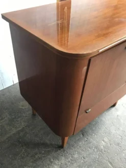 Meuble-bar Art Déco en noyer marron avec lampe intégrée et trois prises, 1950s