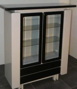 Meuble bar bicolore en bois laqué, Italie, années 80
