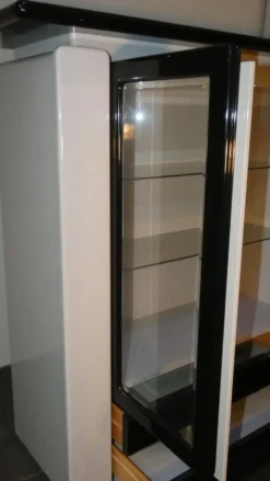 Meuble bar bicolore en bois laqué, Italie, années 80