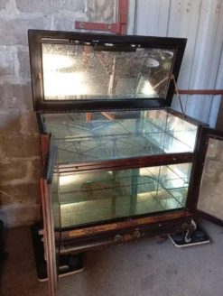 Meuble bar chinois en bois laqué et gravé – années 1970
