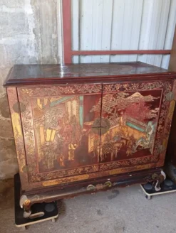 Meuble bar chinois en bois laqué et gravé – années 1970