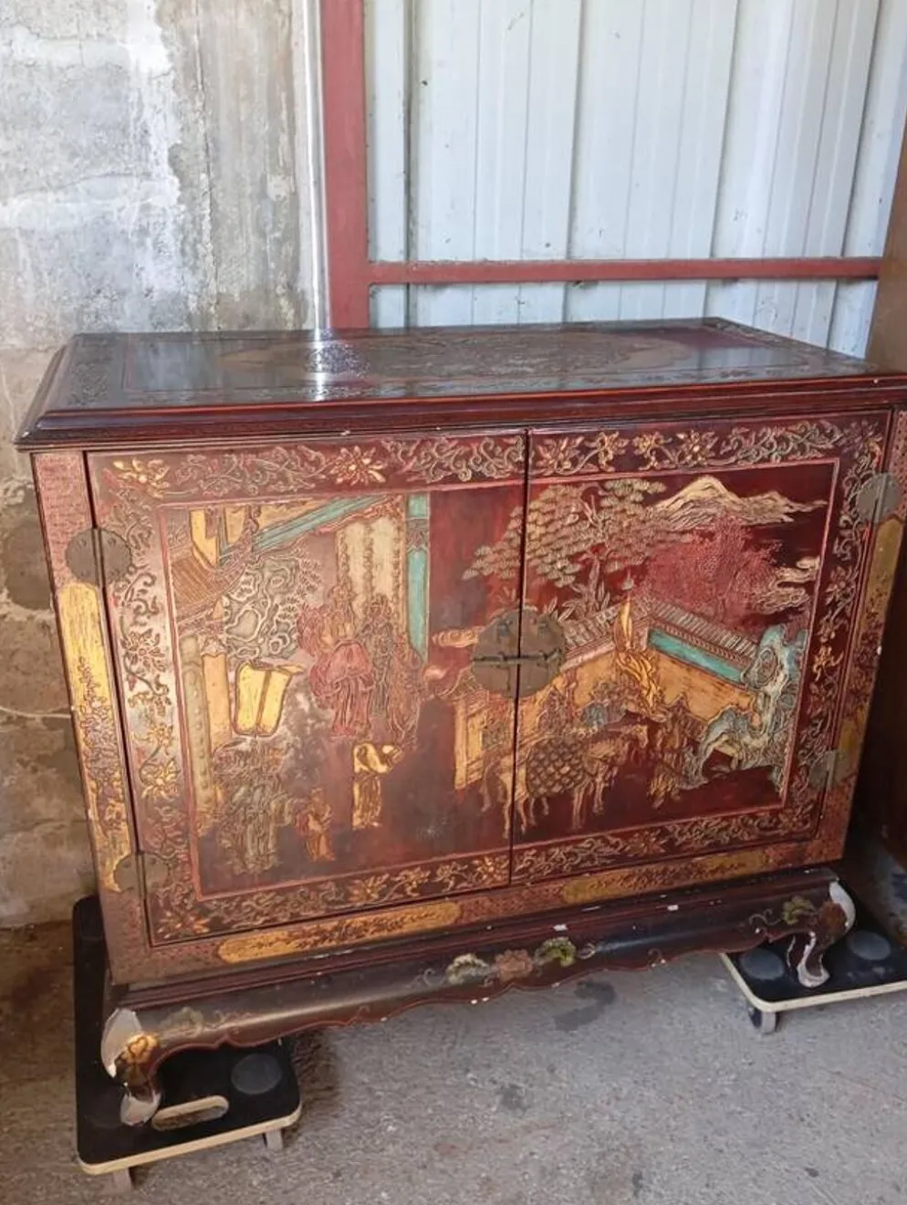 Meuble bar chinois en bois laqué et gravé – années 1970