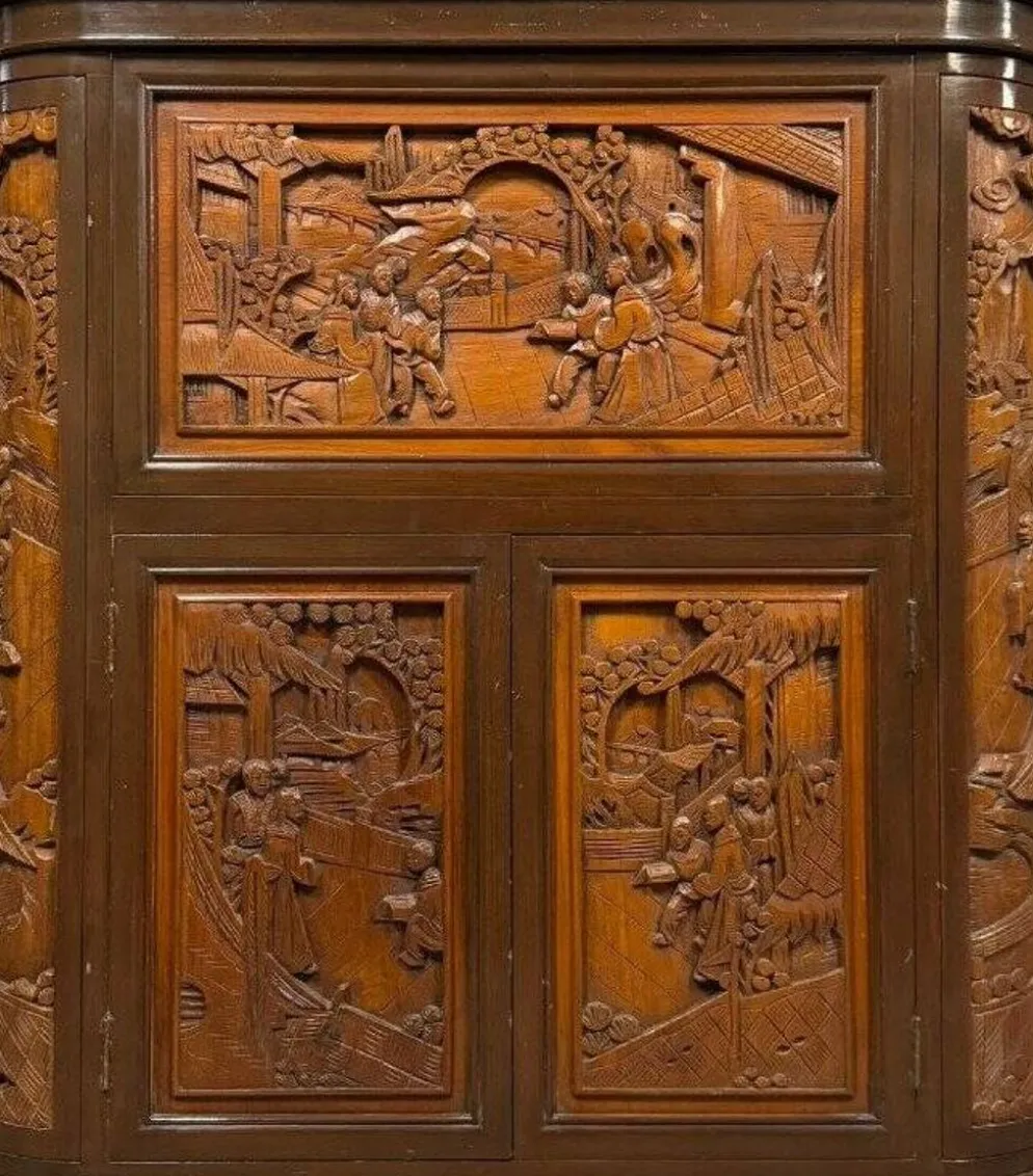 Meuble bar chinois sculpté en bois – XXe siècle